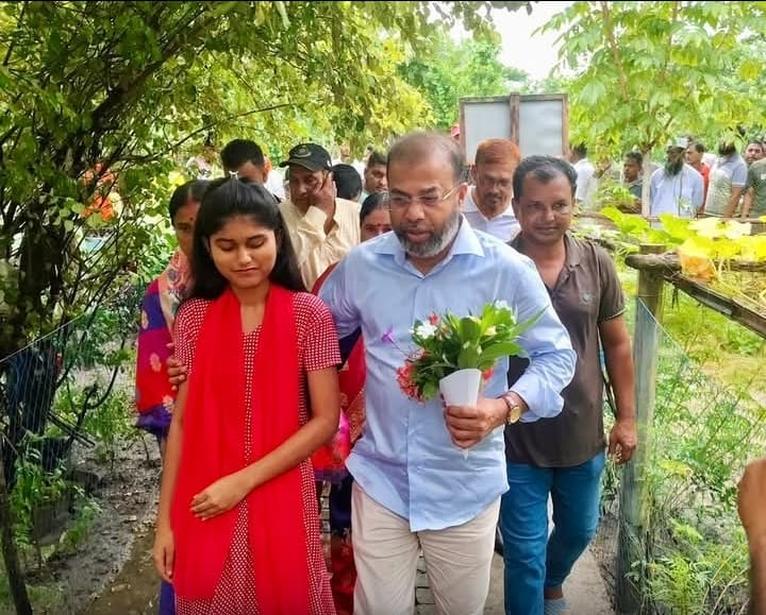 মোংলার দৃষ্টি প্রতিবন্ধী ঐতি রায় পেলেন উচ্চ শিক্ষা সহায়তা
