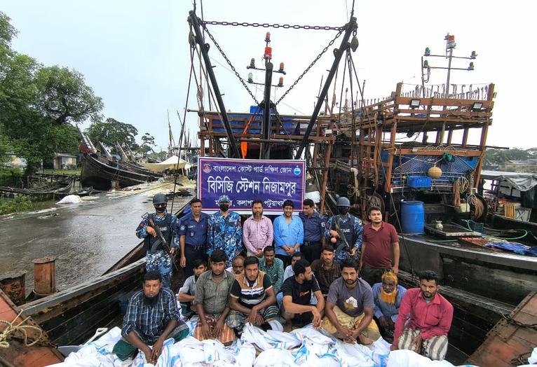 মহিপুরে অভিযান: অবৈধ ট্রলিং ট্রলার ও জালসহ ১২ জেলে আটক