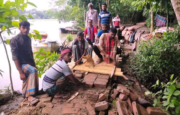 নেছারাবাদে যুব সমাজের স্বেচ্ছাশ্রমে পুল ও রাস্তা সংস্কার