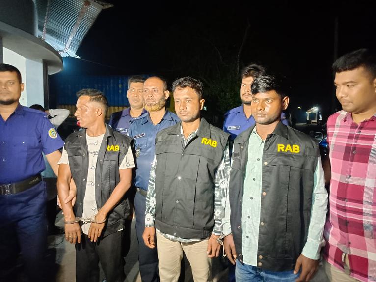 আগৈলঝাড়ায় ভুয়া র‌্যাবের প্রতারণা, শ্রমিকদল নেতাসহ গ্রেফতার ৩
