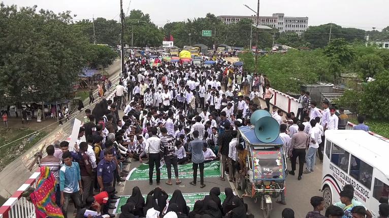 চাঁপাইনবাবগঞ্জে ডিপ্লোমা প্রকৌশলীদের সড়ক অবরোধ