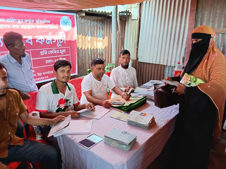 গৌরনদীতে হতদরিদ্রদের জন্য স্বল্পমূল্যে খাদ্যশস্য বিতরণ