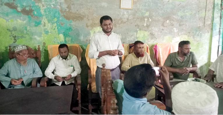 মাদ্রাসায় দাওয়াত না দেওয়ায় খাবার খেয়ে ফেলার ঘটনায় শালিস বৈঠকে কথা বলছেন ইউনিয়ন বিএনপির আহবায়ক অ্যাড. জসিম উদ্দিন