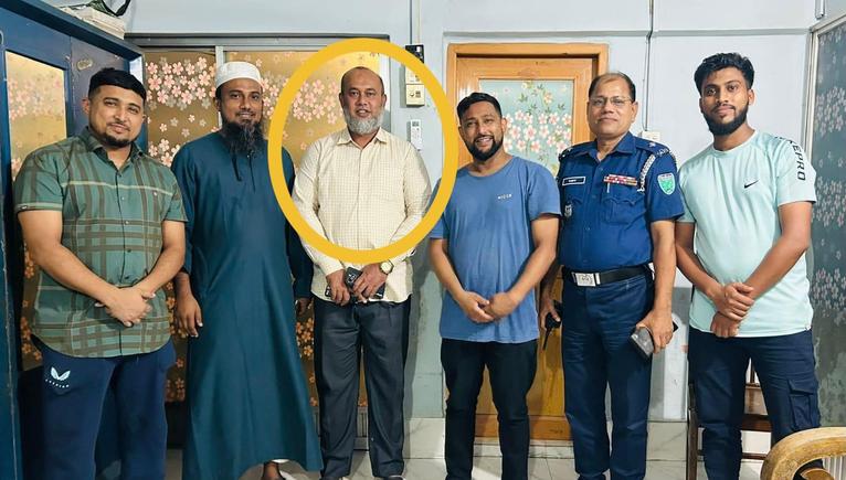 দাওয়াত খাওয়া শেষে ওই বাড়িতে ওসিকে নিয়ে তোলা যে ছবির আলোচনা সমালোচনা চলছে এলাকায়