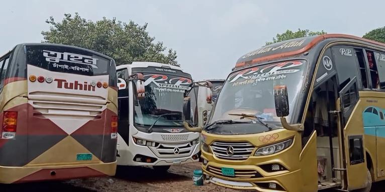 চাঁপাইনবাবগঞ্জ থেকে ঢাকাগামী বাস বন্ধ, দুর্ভোগে যাত্রীরা