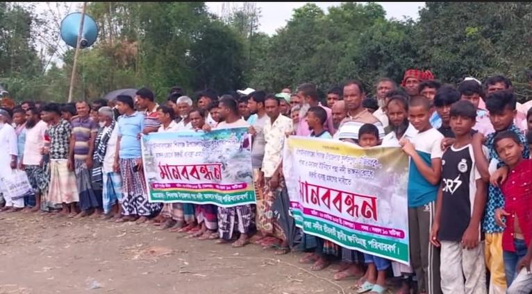 চাঁপাইনবাবগঞ্জে নদী ভাঙন রোধে মানববন্ধন