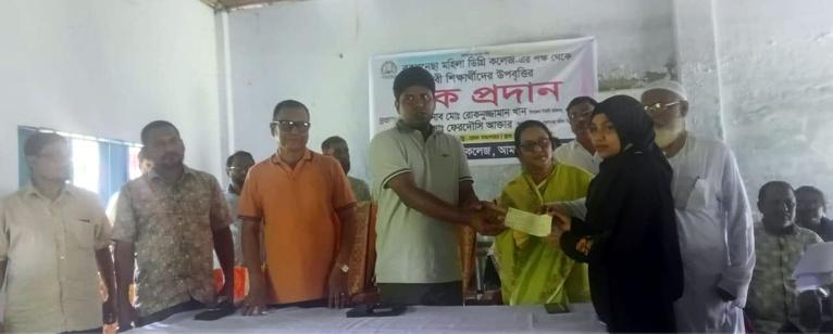 আমতলীতে মেধাবী শিক্ষার্থীদের মাঝে বৃত্তি বিতরণ