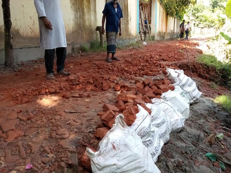 বাবুগঞ্জে ভাঙা রাস্তা সংস্কার করলেন শ্রমিকদলের নেতাকর্মীরা
