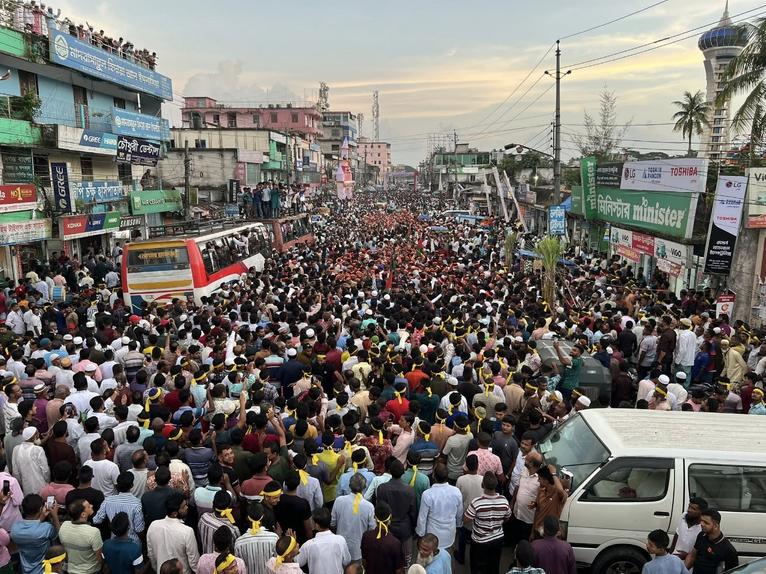 বিএনপির সাবেক সংসদ সদস্য নাজিম উদ্দিন আলমের নেতৃত্বে চরফ্যাশন উপজেলা সদরে ৩১ দফা সংস্কারের লিফলেট বিতরণের সময় নেতাকর্মী ও সমর্থকদের ঢল।