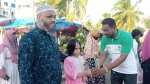 কুয়াকাটায় বিশ্ব পর্যটন দিবসে পর্যটকদের ফুল দিয়ে বরণ