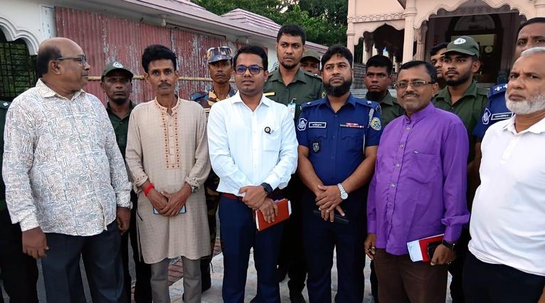 গৌরনদীতে সহকারী কমিশনারের পূজামণ্ডপ পরিদর্শন