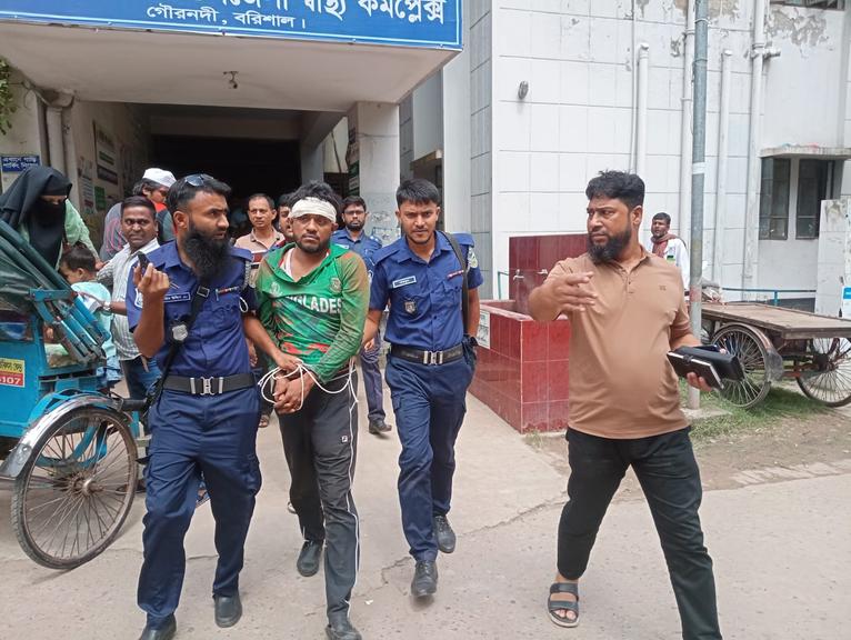 গৌরনদীতে প্রকাশ্যে অস্ত্র ঠেকিয়ে ছিনতাইচেষ্টায় জনতার হাতে আটক