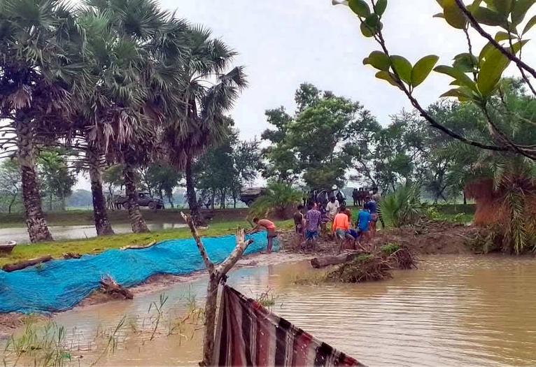 এভাবেই পুকুরপাড়, মাছের ঘের ও বাড়ির প্রবেশ পথ কেটে ফেলছে অভিযুক্তরা