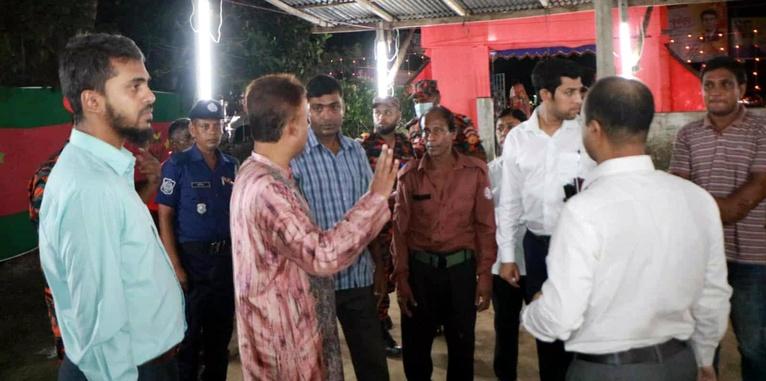 আগৈলঝাড়ায় দুর্গাপূজার মণ্ডপ পরিদর্শন জেলা প্রশাসকের