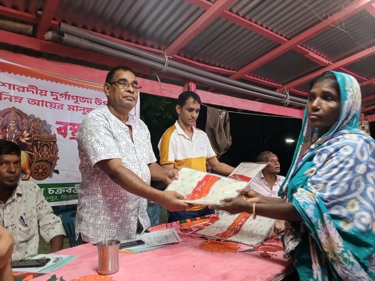 মির্জাগঞ্জে শারদীয় দুর্গোৎসবে অসহায়দের বস্র বিতরণ