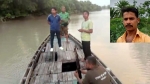জেলেকে মুখে নিয়ে ঘুরে বেড়াচ্ছে কুমির