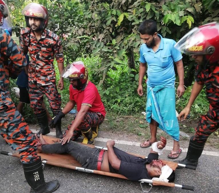 গৌরনদীতে পিকআপ নিয়ন্ত্রণ হারিয়ে গাছে ধাক্কা, চালক আহত