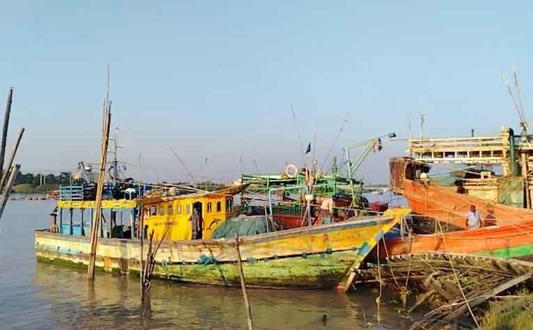 বঙ্গোপসাগরে ভারতীয় ফিশিং ট্রলারসহ ৯ জেলে আটক