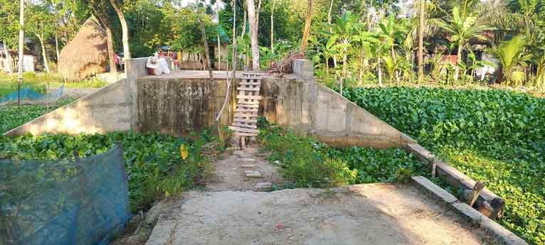 দুমকিতে ৩২ লাখ টাকার সেতুতে বাঁশ-কাঠের মইয়ে পারাপার!