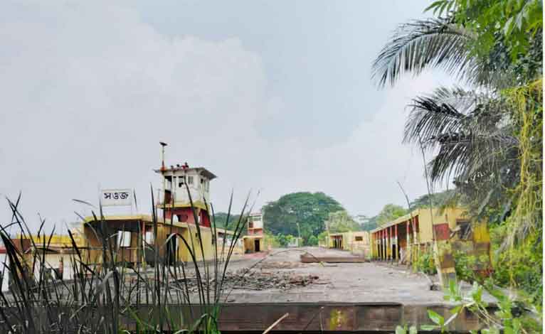 দুমকিতে অবহেলায় নষ্ট হচ্ছে কোটি টাকার ফেরি সম্পদ