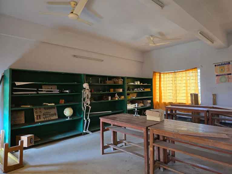 দুমকিতে ব্যবহারিক শিক্ষায় স্থবিরতা