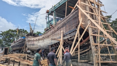 <small>ইলিশ শিকারে ২২ দিনের নিষেধাজ্ঞা</small> কলাপাড়ায় ট্রলার-জাল মেরামতে ব্যস্ত জেলেরা