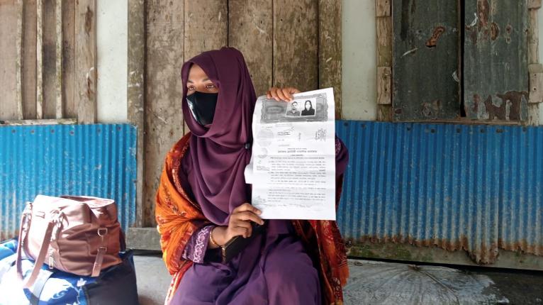 স্ত্রীর স্বীকৃতি চেয়ে মহিপুরে অনশনে রাজশাহীর তরুণী