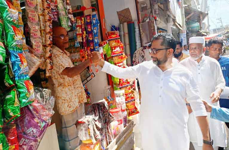 কাউখালীতে বিএনপির ৩১ দফার লিফলেট দিয়ে গণসংযোগ