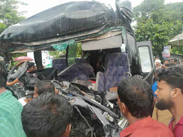 পটুয়াখালীতে র‍্যাব’র গাড়ি দুর্ঘটনায় শিশু নিহত, আহত ২২