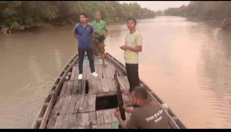 সুন্দরবনে কুমিরে নেয়া জেলে উদ্ধার, পরিবারকে ৩ লাখ অনুদান