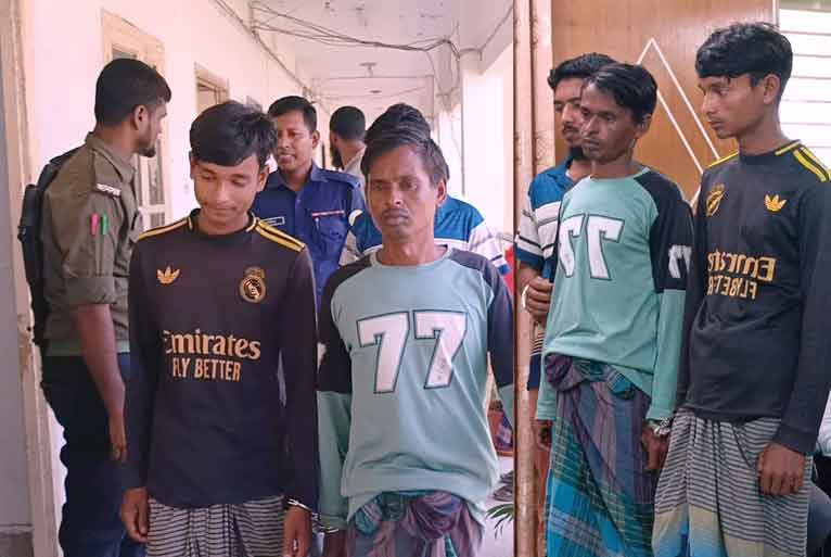 নেছারাবাদে ইলিশ শিকারে তিন জেলেকে জেল-জরিমানা