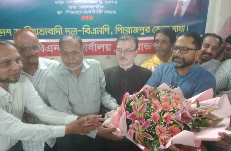 ভান্ডারিয়া বিএনপির ফুলেল শুভেচ্ছা জেলা নেতৃবৃন্দকে