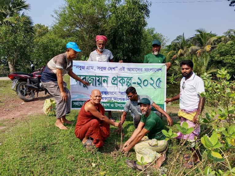 :  মহিপুরে রাখাইন শিশুদের নিয়ে বাতিঘর’র বৃক্ষরোপণ