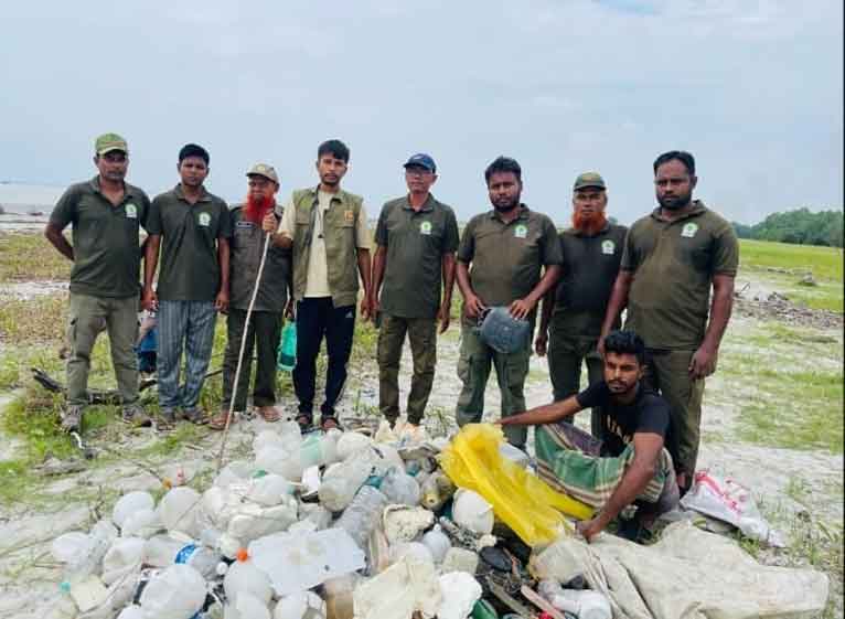 দুবলারচরে প্লাষ্টিক ও পলিথিন বর্জ্য অপসারণে অভিযান