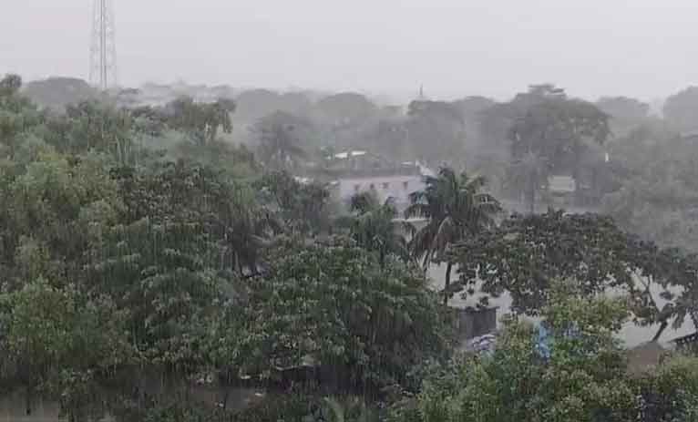 কলাপাড়ায় মৌসুমী প্রভাবে বৃষ্টি, জনজীবনে চরম ভোগান্তি