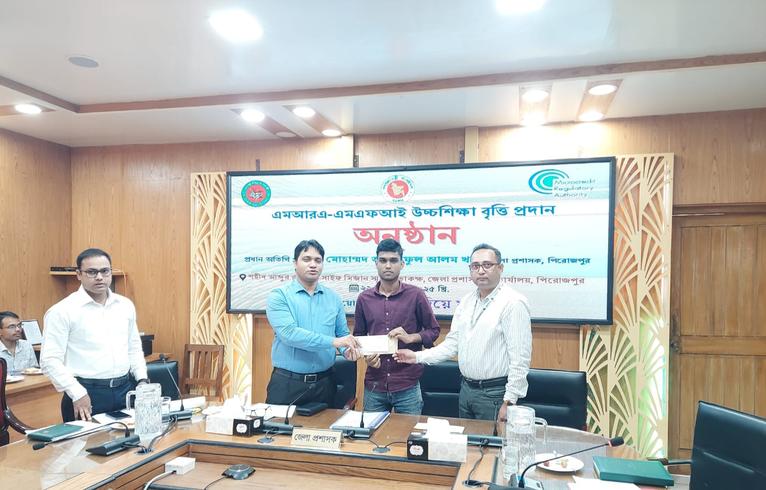 অসচ্ছল মেধাবী শিক্ষার্থীদের বৃত্তি দিলো ‘ডাক দিয়ে যাই’