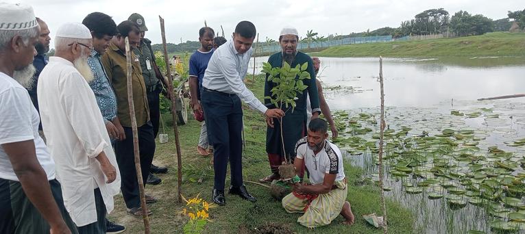মহিপুরে সৌন্দর্য বর্ধনে বৃক্ষরোপণ কর্মসূচি উদ্বোধন করলেন ইউএনও
