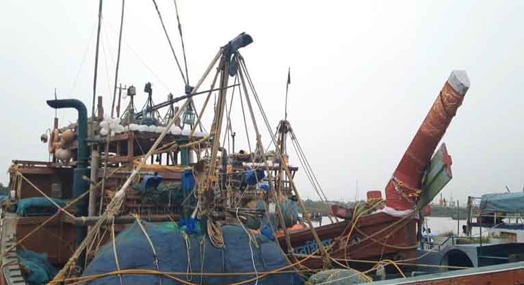 বাংলাদেশ জলসীমায় অনুপ্রবেশ, ১৪ ভারতীয় জেলেসহ ট্রলার আটক