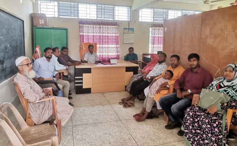 পিরোজপুরে শিক্ষকদের কর্মবিরতিতে শিক্ষার্থীদের সংহতি