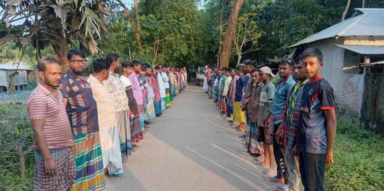 আমতলীতে ইটভাটা বন্ধের দাবিতে এলাকাবাসীর মানববন্ধন