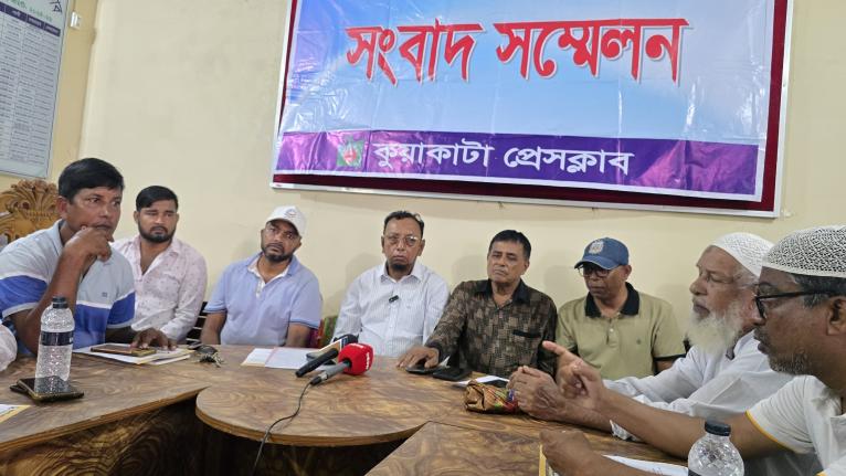 কুয়াকাটায় ভ্যাট কর্মকর্তার আচরণে ব্যবসায়ীদের ক্ষোভ, ৭২ ঘণ্টার আল্টিমেটাম