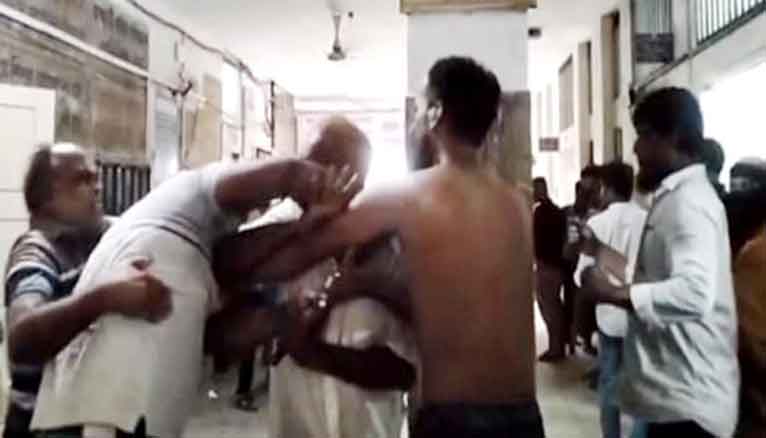 গৌরনদী স্বাস্থ্য কমপ্লেক্সে এম্বুলেন্স চালকদের সংঘর্ষ, আহত-৭