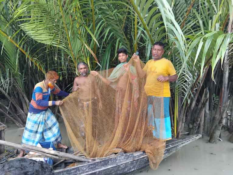 অভয়ারণ্যে মাছ ধরায় ৪ জেলে আটক, মাছ-জাল-নৌকা জব্দ