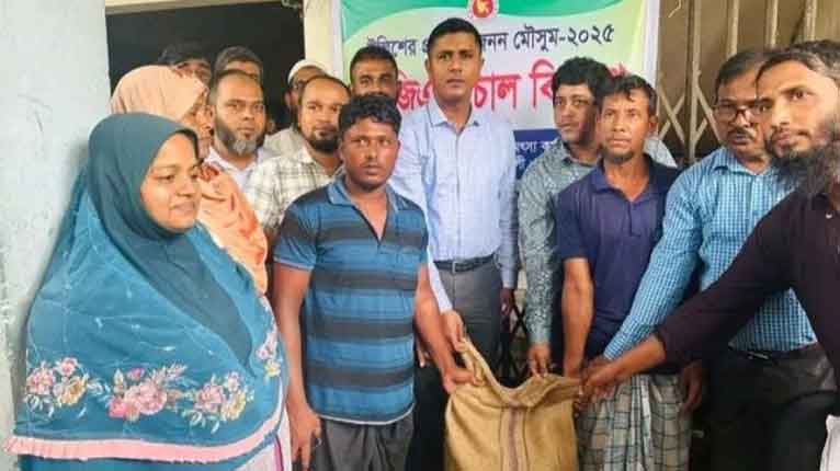 কলাপাড়ায় জেলেদের চাল বিতরণে টাকা আদায়ের অভিযোগ