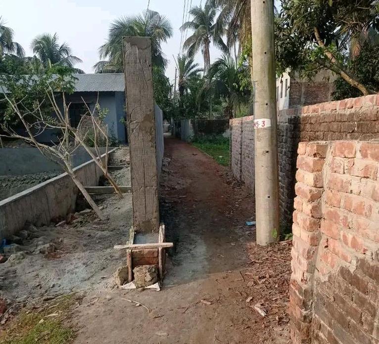 কলাপাড়ায় সড়ক দখল করে প্রাচীর নির্মাণ, ফেসবুকে নাগরিকদের ক্ষোভ