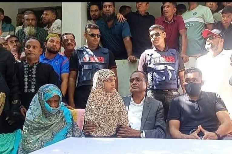 বাগেরহাটে নিহত সাংবাদিকের পরিবারের পাশে এম এ এইচ সেলিম