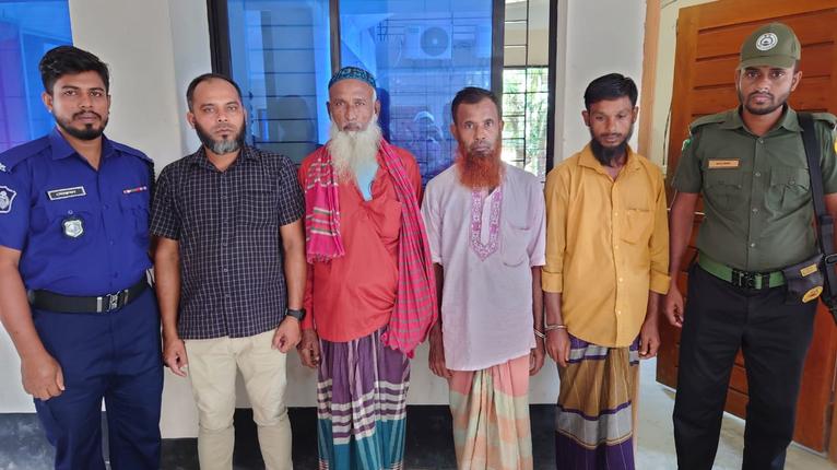 কলাপাড়ায় নিষেধাজ্ঞা অমান্য করে ইলিশ শিকারে ৩ জেলেকে জরিমানা
