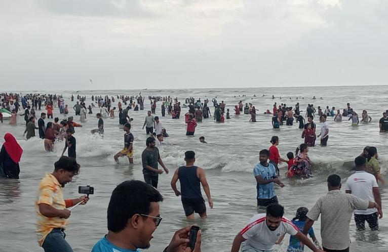 পূজার ছুটির তৃতীয় দিনে পর্যটকে কানায় কানায় সাগরকন্যা কুয়াকাটা