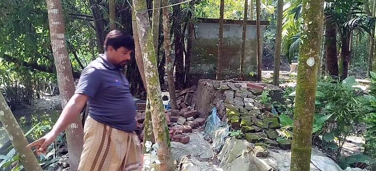 নেছারাবাদে পৈত্রিক সম্পত্তি দখলের অভিযোগে থানায় আবেদন