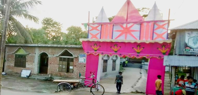 বাম পাশে মসজিদ ও ডান পাশে মন্দিরে প্রবেশের গেইট, ৫৩ বছর ধরেই রয়েছে এমন অনন্য নিদর্শন